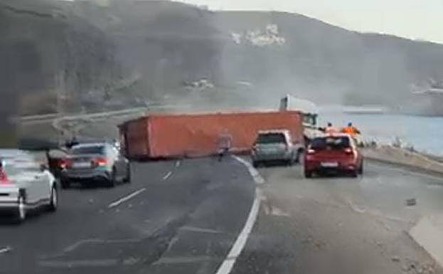 Un camión queda atravesado en La Laja tras un vuelco