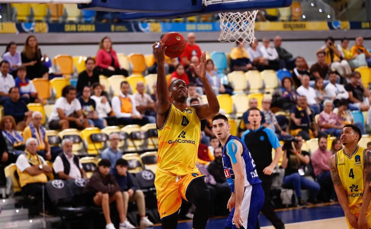 El interior francés del Gran Canaria, Damien Inglis, anota en el encuentro ante el Buducnost en el Arena. 