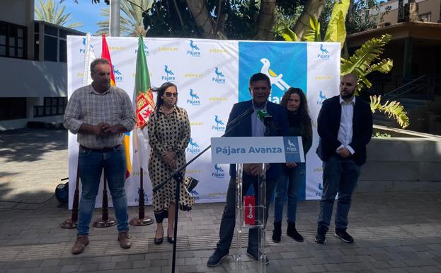El equipo de gobierno de Pájara, con el alcalde Pedro Armas, en la presentación del nuevo material. 