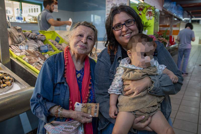 María Elena, junto a su familia en el Mercado de Altavista. 