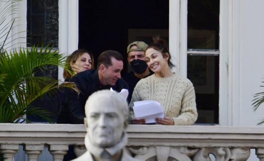 La actriz y productora Jennifer López con el actor Joseph Fiennes, en el Gabinete Literario, para rodar 'The Mother'. / ARCADIO SUÁREZ