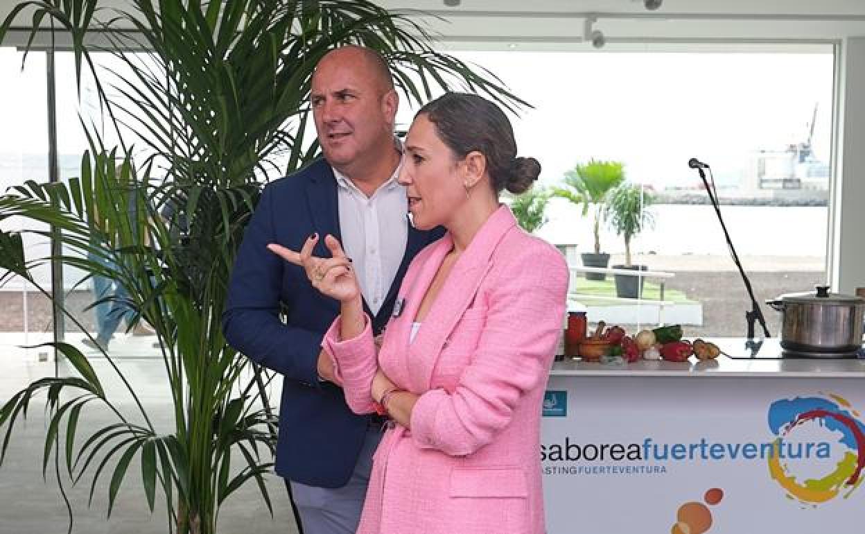 El presidente majorero Sergio Lloret (AMF) y la portavoz y consejera de Turismo, Jessica de León (PP). 