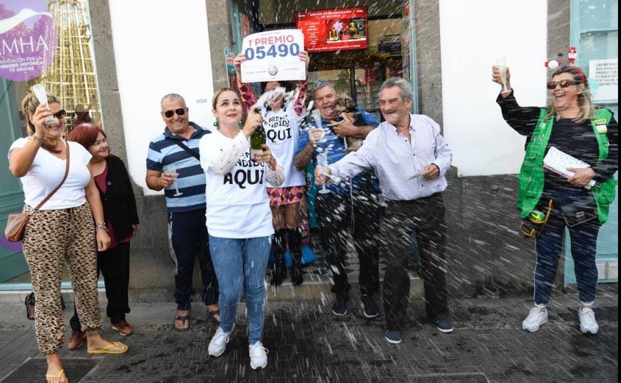 Celebración en la Administración de Loterías de Arucas que ha repartido el Gordo. 