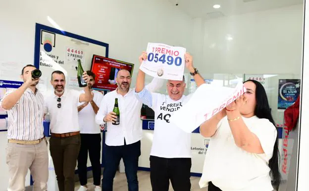 Fiesta en la administración de Rafael Cabrera 7, donde descorcharon varias botellas de champán. 