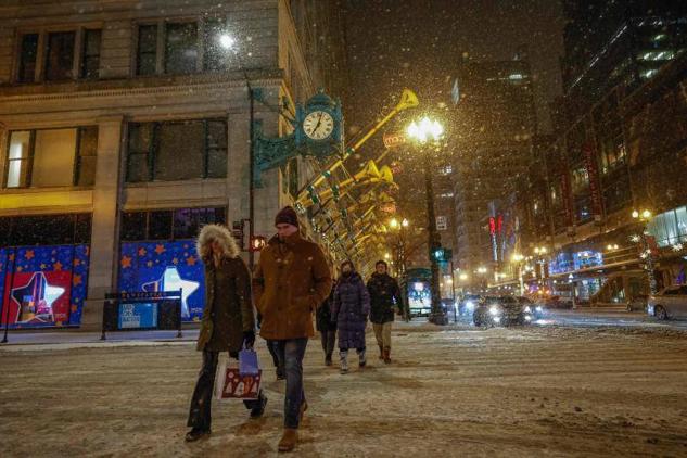 Peatones en Chicago, Illinois, durante una tormenta de nieve, el 22 de diciembre de 2022.