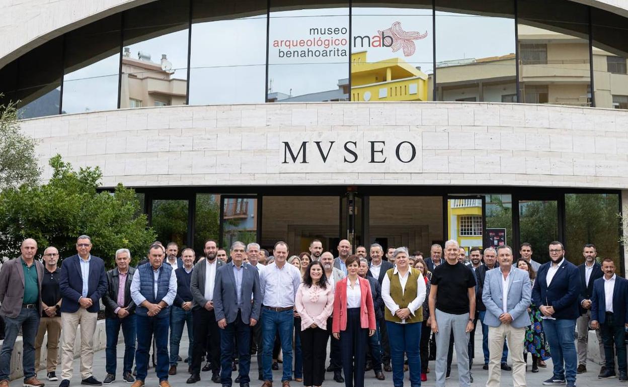 Imagen de los alcaldes con la ministra de Política Territorial, Isabel Rodríguez, en una reciente reunión. 