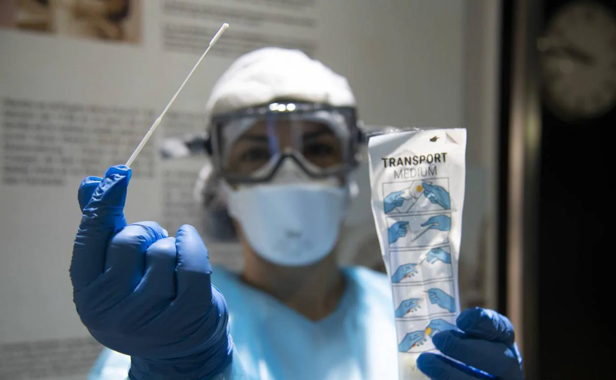 Imagen de archivo de una enfermera con un hisopo para una muestra nasofaríngea. 