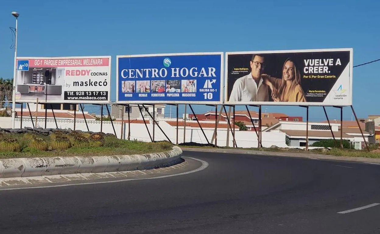 Carteles publicitarios, uno de de ellos con candidatos electorales de CC, cerca de La Garita, en Telde. 