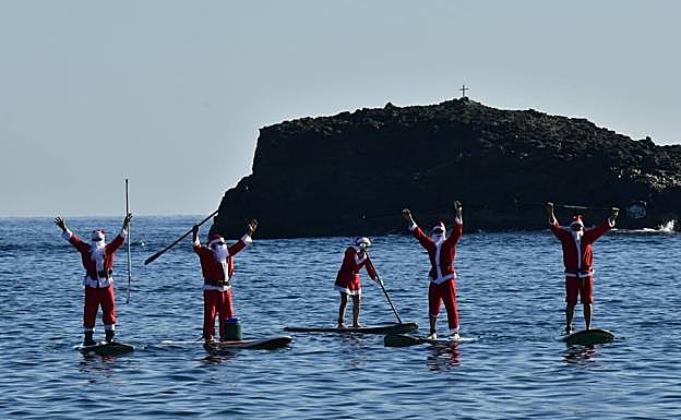 Imagen principal - Papá Noel llega a la playa de Arinaga