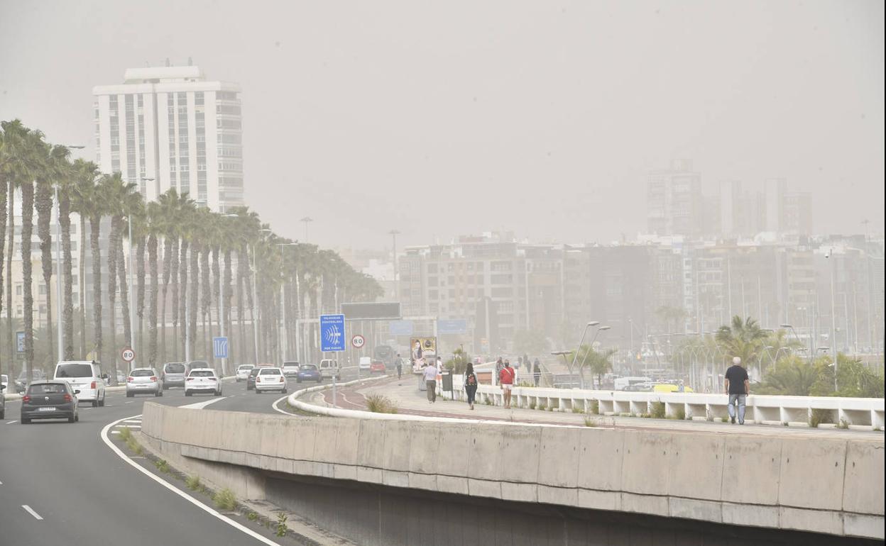 La calima emborrona el paisaje de la capital grancanaria en enero de este año. 