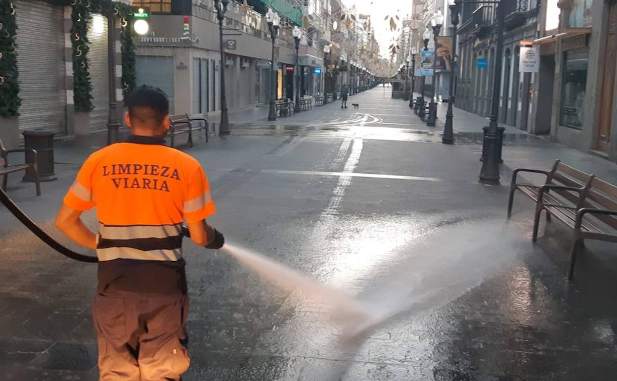 Imagen de un operario limpiando las calles tras la Nochebuena. 