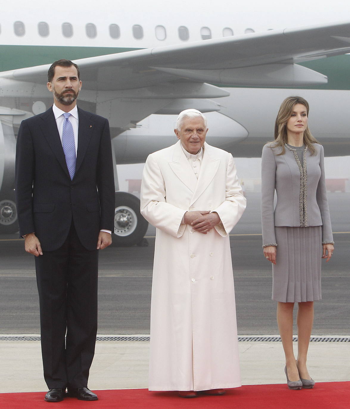 Felipe y Letizia reciben al Papa en Santiago de Compostela durante una visita de 2010.