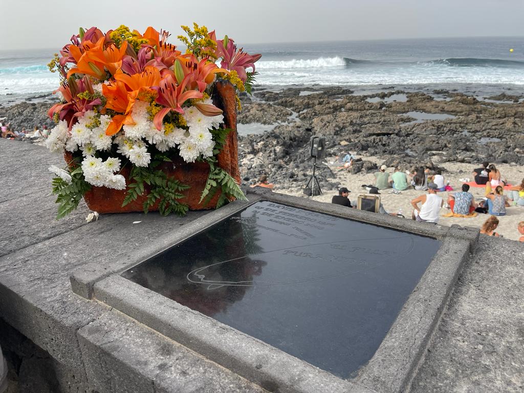 Homenaje ayer al surfista David Infante 'El Fula' que falleció a los 35 años de edad, el 1 de Enero del 2009 mientras practicaba su pasión, el surf en la playa de La Santa, en la zona conocida como 'El Quemao' en el municipio de Tinajo, donde ayer la organización del campeonato le volvió a rendir homenaje. 