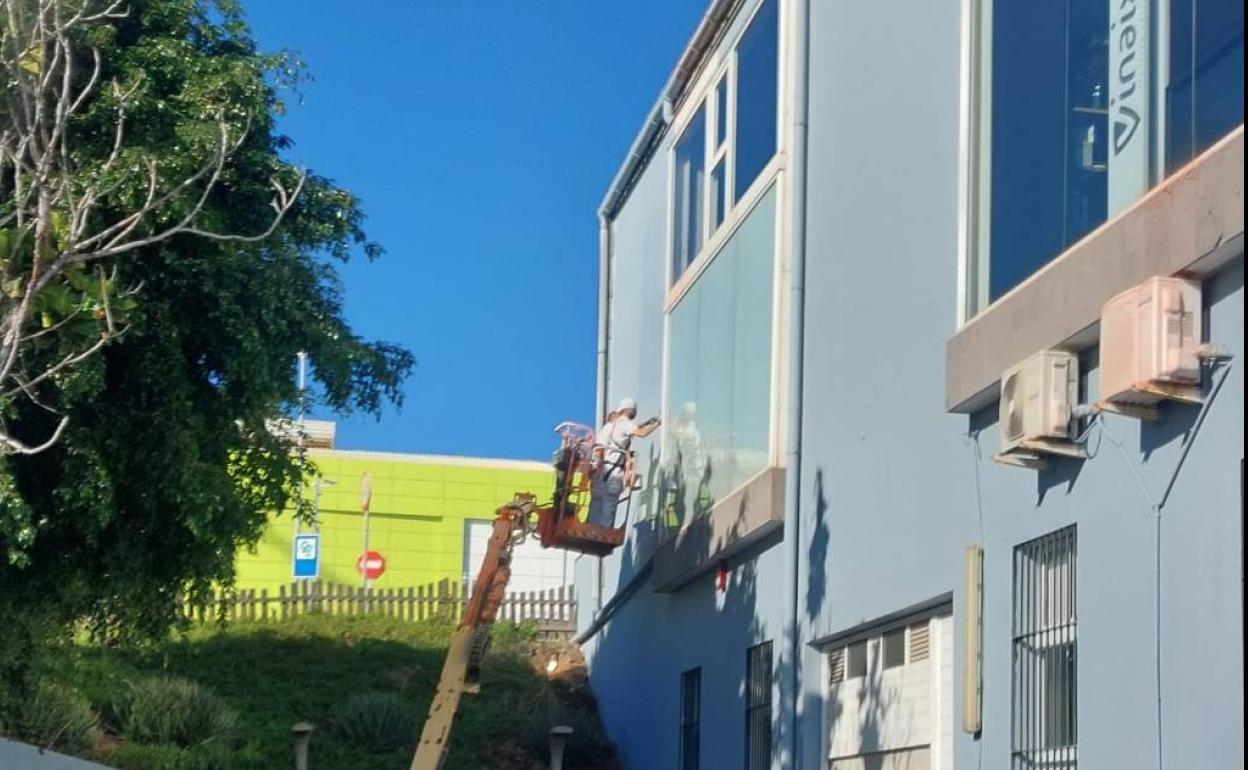 Trabajos de mejora estética den la fachada de una nave de El Goro que mira a la autovía GC-1. 