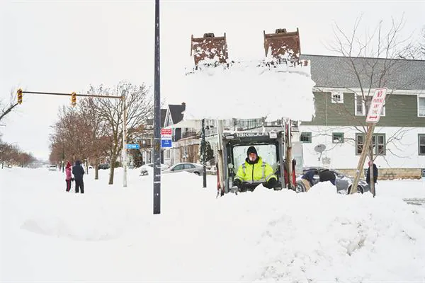 Imagen principal - La tormenta invernal que atraviesa Estados Unidos deja al menos 50 muertos