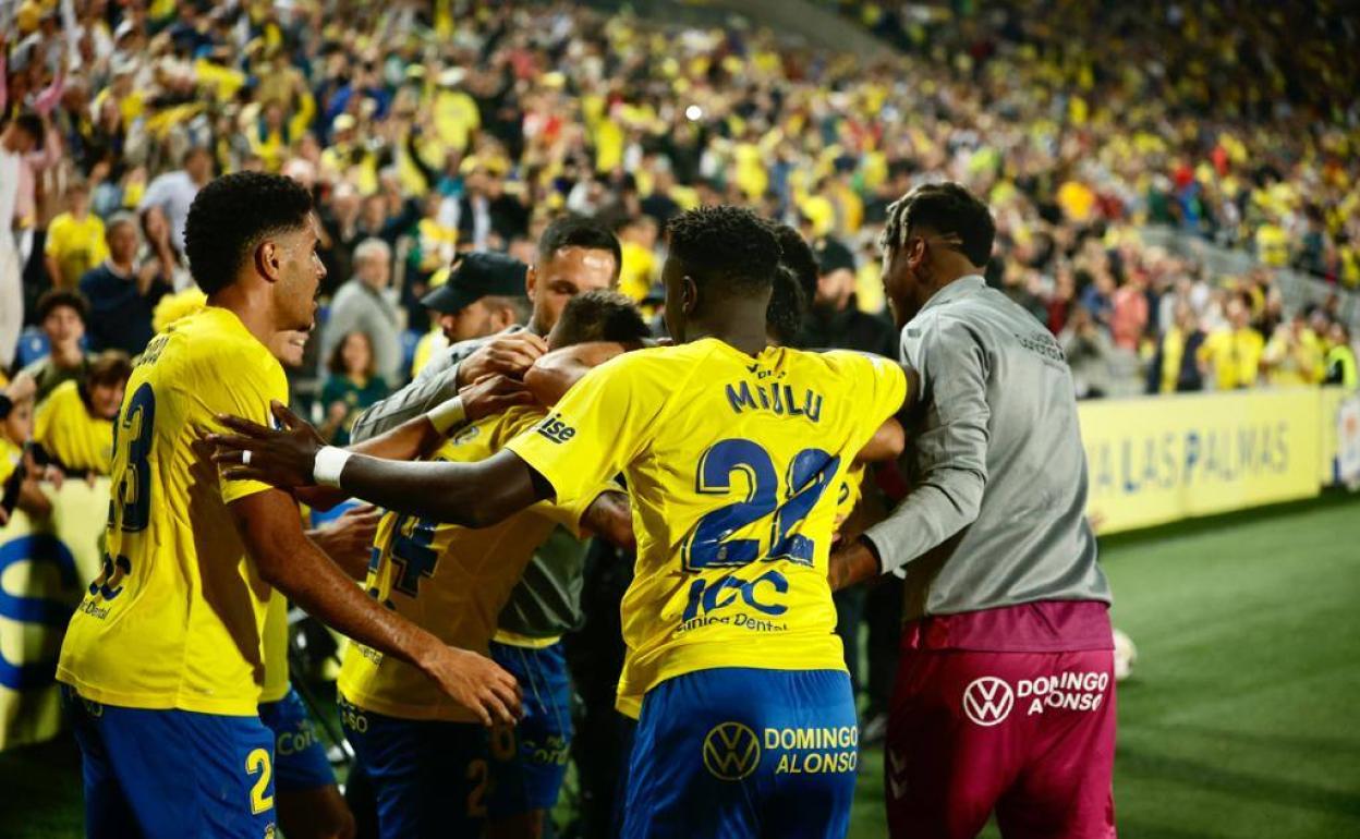 Piña de los jugadores de la UD, celebrando el triunfo ante el Tenerife el pasado mes de noviembre en el Gran Canaria. 