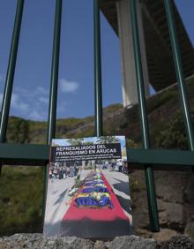 Imagen secundaria 2 - Arriba un momento del acto. Debajo, detalle del monumento inaugurado y portada del libro que se ha publicado. 