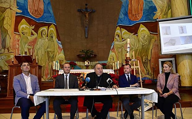 Imagen principal - Imágenes del acto de inauguración de las obras de reforma de la torre de la iglesia de Schamann. 