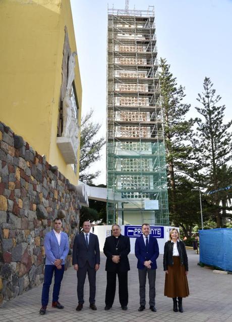 Imagen - De izquierda a derecha, el arquitecto Ricardo Santana, el alcalde Augusto Hidalgo, el obispo José Mazuelos, el consejero de Presidencia Teodoro Sosa y la concejala Lourdes Armas. / ARCADIO SUÁREZ