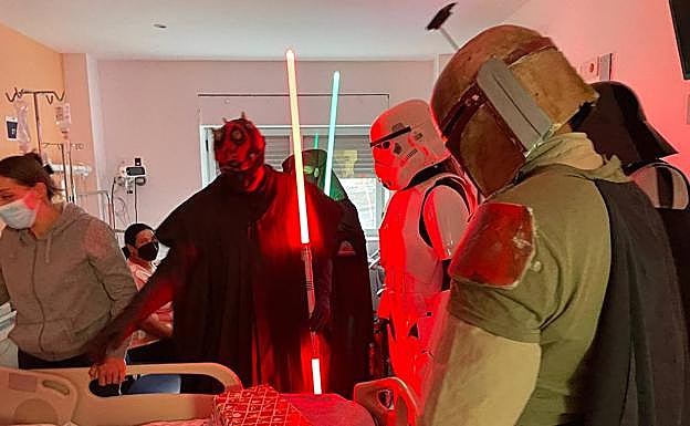 Imagen principal - Los personajes de Star Wars visitan el ala pediátrica del Hospital La Candelaria