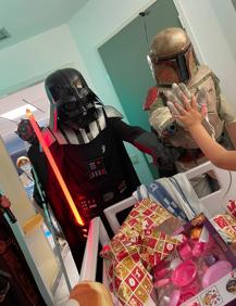 Imagen secundaria 2 - Los personajes de Star Wars visitan el ala pediátrica del Hospital La Candelaria