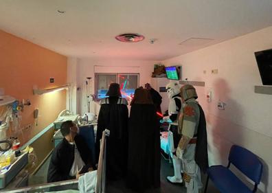 Imagen secundaria 1 - Los personajes de Star Wars visitan el ala pediátrica del Hospital La Candelaria
