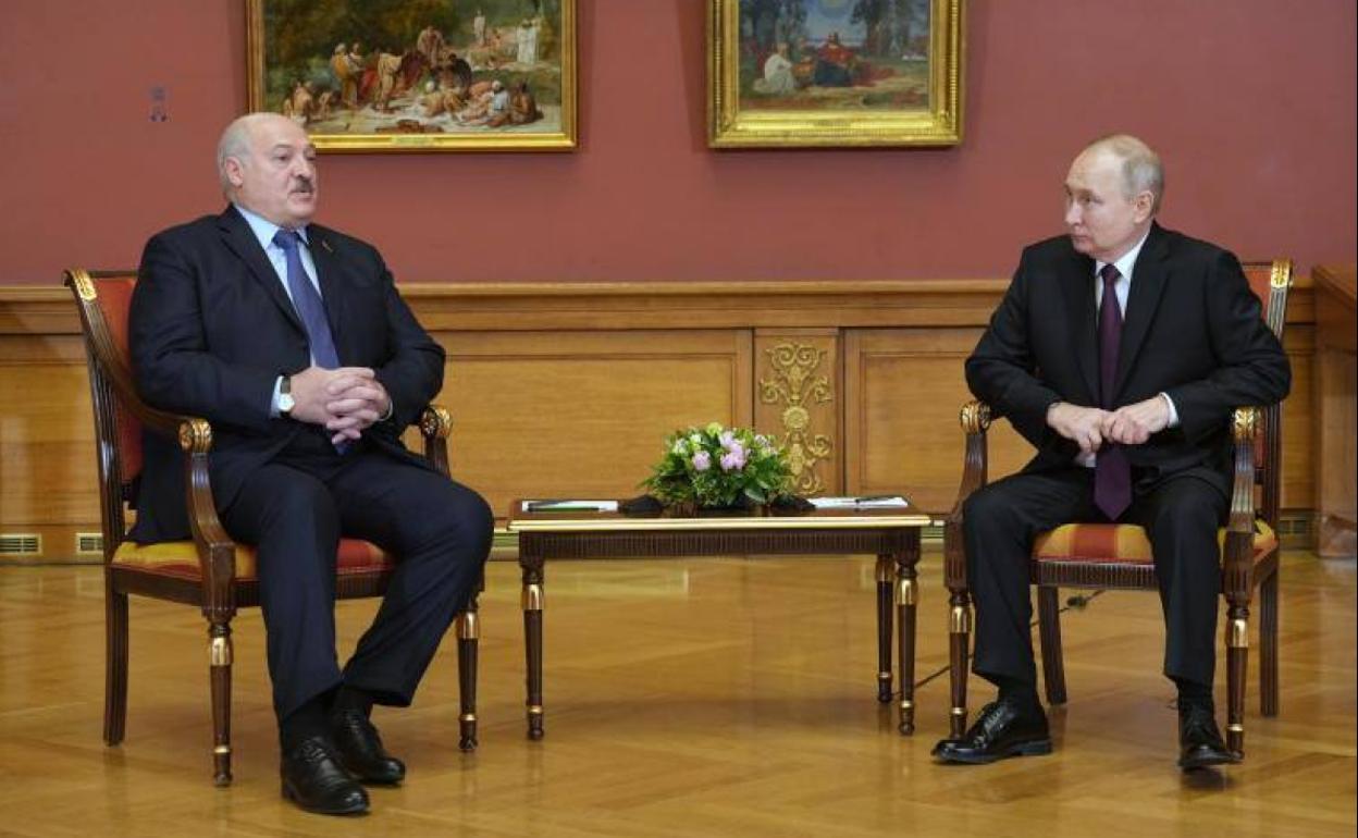 El presidente bielorruso, Alexánder Lukashenko, junto con su homólogo ruso, Vladímir Putin, en una reunión de esta semana.