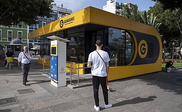 Desde la oficina de Guaguas del Parque Santa Catalina se informó a los viajeros sobre la medida. 