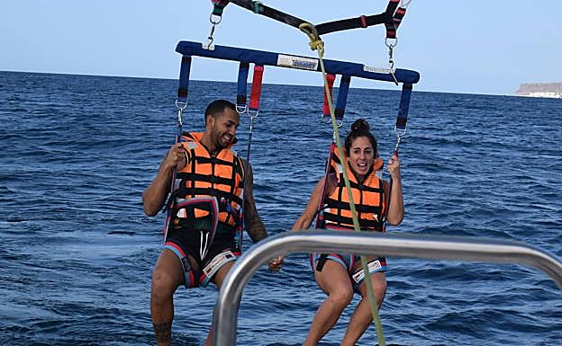 Imagen principal - Arriba, Anabel Pantoja a punto de iniciar la actividad. Debajo, Isa y su pareja en otro momento de esta aventura náutica. Al lado, las dos parejas con Óscar Ruano, responsable de la empresa. 