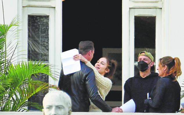 En el mes de marzo, el salón Meifrén y la escalinata interior del Gabinete Literario de la capital grancanaria se convirtieron de nuevo en un plató de cine para acoger el rodaje de ‘The Mother’ (‘La madre’), el largometraje dirigido por Niki Caro y protagonizado y coproducido por la cantante y actriz norteamericana Jennifer López. En la foto, la actriz ensaya una de las escenas en el balcón del Gabinete Literario junto a Joseph Fiennes.