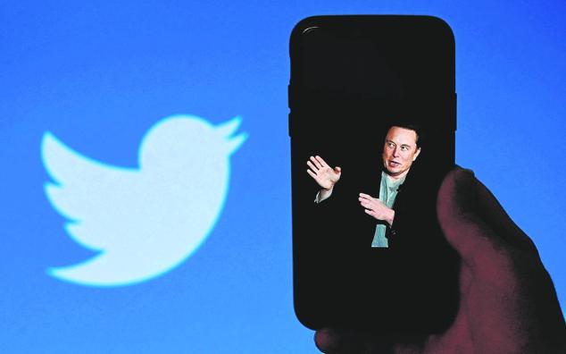 El multimillonario Elon Musk hizo historia al comprar la red social Twitter, tanto por la cantidad pagada como por la polémica que rodeó la operación, con idas y venidas y avisos de abogados de un pleito igualmente millonario. 