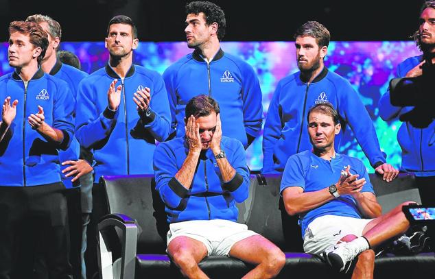 . El anuncio de la retirada del suizo Roger Federer de las competiciones dejó una imagen para el recuerdo: los mejores de del tenis aplaudiendo y su amigo Rafael Nadal llorando a su lado. Federer deja la huella de un gran maestro en la pista y la elegancia en el trato con los contrincantes. 