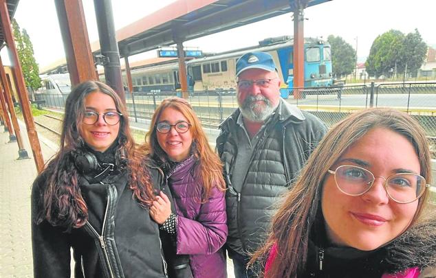 La familia Rodríguez Rodríguez se había reencontrado con la hija mayor, que estudiaba con el programa Erasmus en Rumanía, para pasar unos días juntos y conocer el país. Un conductor temerario se cruzó en su camino y todo acabó en tragedia, con el padre, la madre y las dos hijas muertas.
