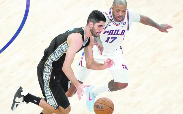 El jugador grancanario se ha consagrado en la liga más exigente del mundo con minutos de calidad y un rol principal en las filas de los Memphis Grizzlies. Con 21 años, el futuro es suyo. Santi Aldama salió de Gran Canaria para volar más alto de lo que nadie podía imaginar.