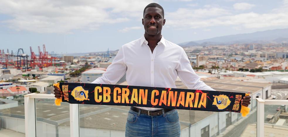 Sitapha Savané posa con la bufanda del Granca en CANARIAS7. 