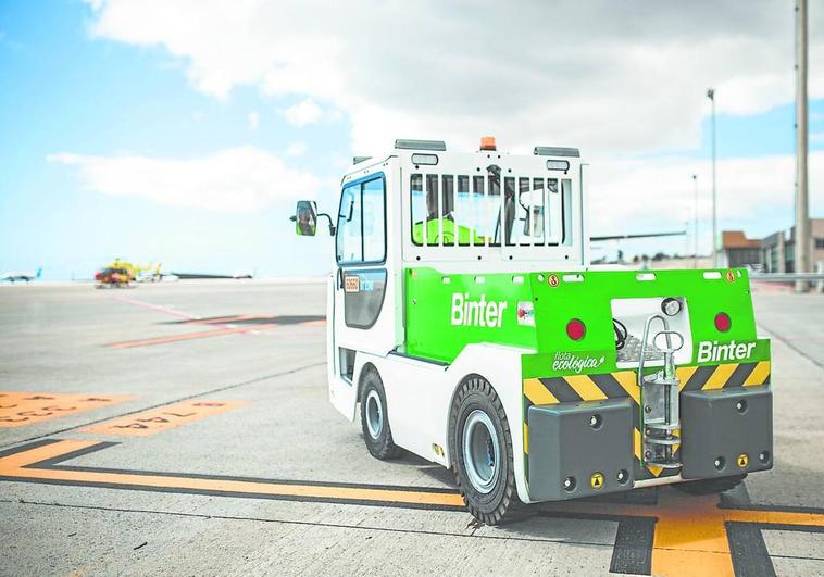 Binter puja con Menzies para quedarse con el hándling a terceros en cinco aeropuertos de Canarias