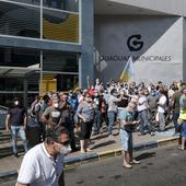 Guagüeros con el salario mínimo de Rajoy: la asamblea ordena plantear un preaviso de huelga