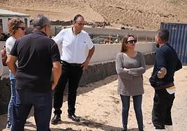 María Dolores Corujo y Andrés Stinga, en la visita a camelleros de Uga.