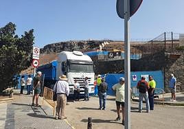 Los vecinos impiden la salida del camión.