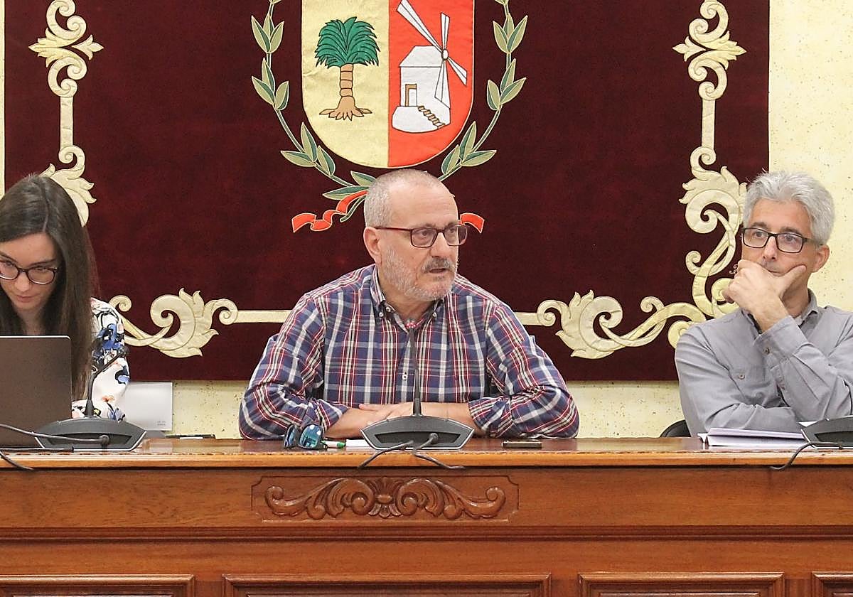 Juan Pedro Galván, edil de Economía y Hacienda, defiende el presupuesto en el pleno de Antigua.
