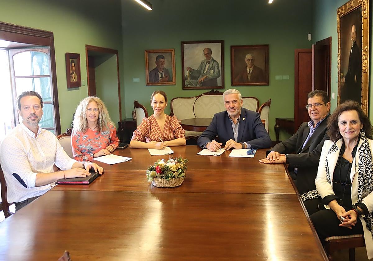Un momento de la firma del convenio de colaboración entre la Consejería de Cultura del Cabildo y la ULPGC.