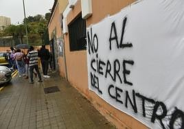 Las madres y padres rechazan el cierre del colegio.