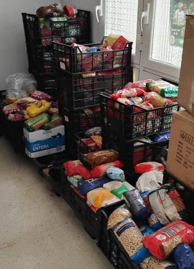Imagen principal - Una tonelada de comida donada se pudre en el local social de El Calero Alto
