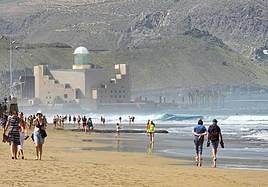 Los bañistas aprovechan el buen tiempo en la playa de Las Canteras.