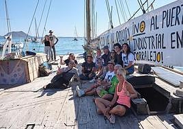 Protesta convocada por Clean Ocean Project el pasado 10 de marzo contra la ampliación del puerto de Corralejo.