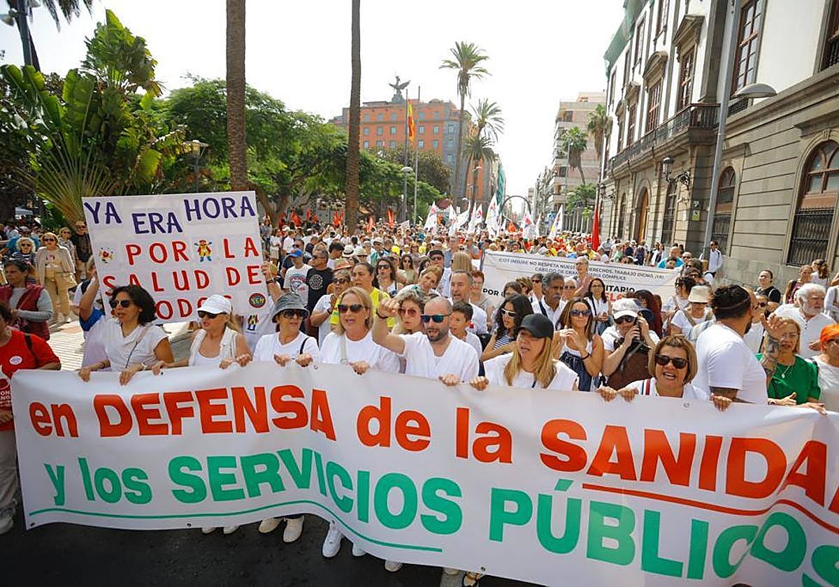 La &#039;marea blanca&#039; recorre la capital grancanaria