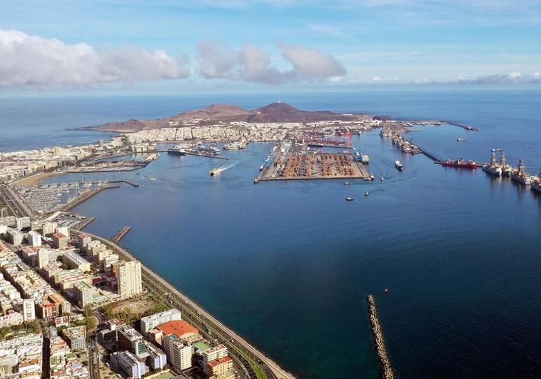 Panorámica del puerto de Las Palmas, con la terminal de Opcsa en primer término.