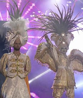 Imagen secundaria 2 - En la foto superior, Drag Ármek durante su actuación. Debajo, Drag Équionox y Drag Ávalon. 