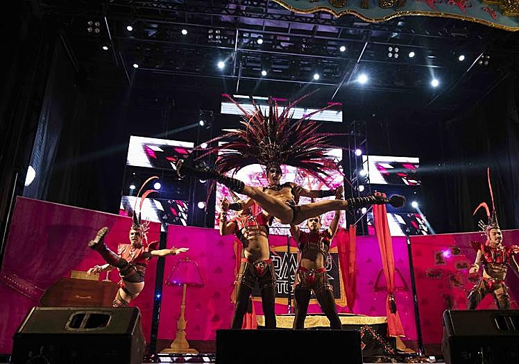 Imagen principal - En la foto superior, Drag Ármek durante su actuación. Debajo, Drag Équionox y Drag Ávalon. 