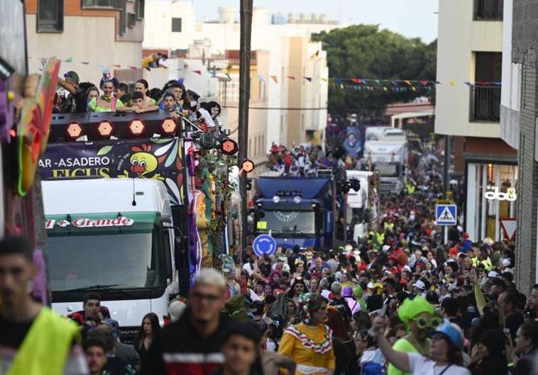 Vista de algunas de las carrozas y cientos de mascaritas participantes en la cabalgata.